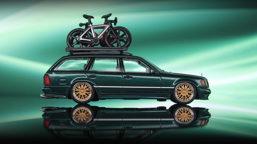 Voiture Mercedes-Benz S124 Wagon moulée sous pression à l'échelle 1:64, modèle réduit, collection, cadeaux, noir/vert 