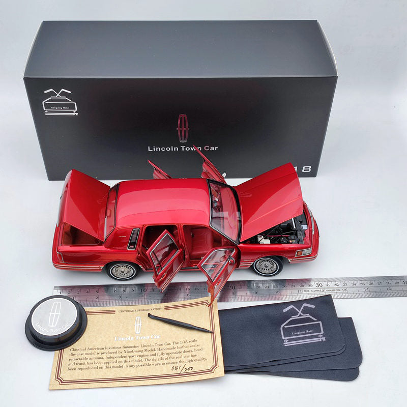 1/18 Lincoln Towncar V8 1993-1995 Super Diecast model (Leather seat) Red