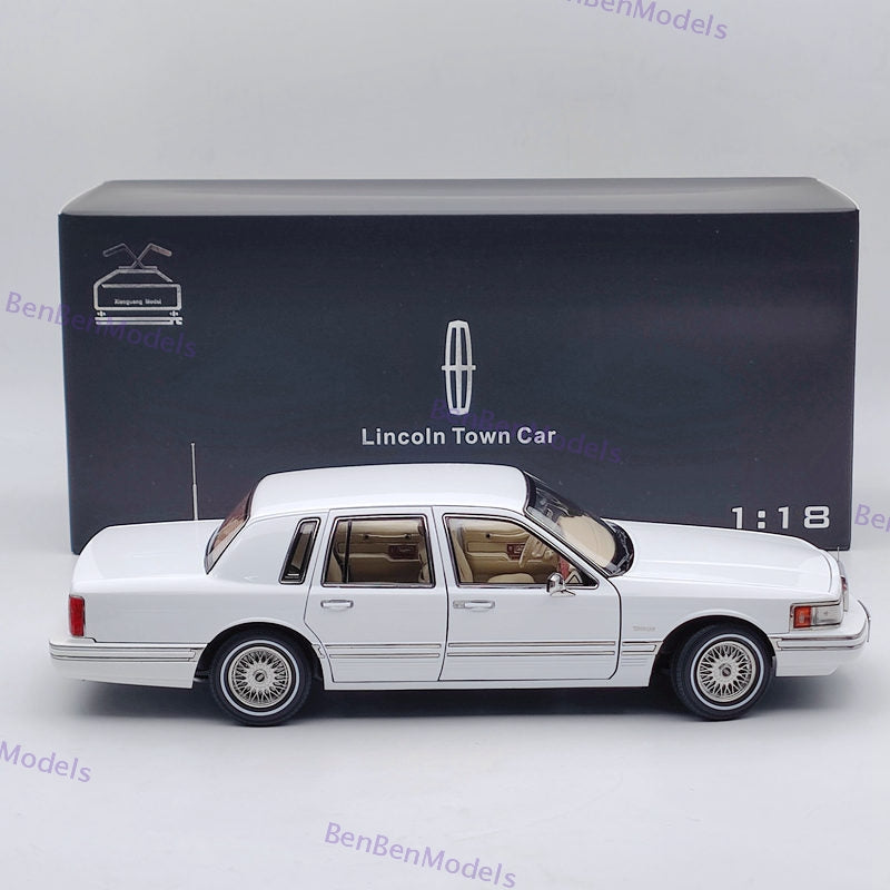 1/18 Lincoln Towncar V8 1993-1995 Super Diecast Models Car White - Leather seat