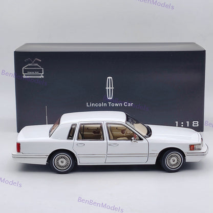 1/18 Lincoln Towncar V8 1993-1995 Super Diecast Models Car White - Leather seat
