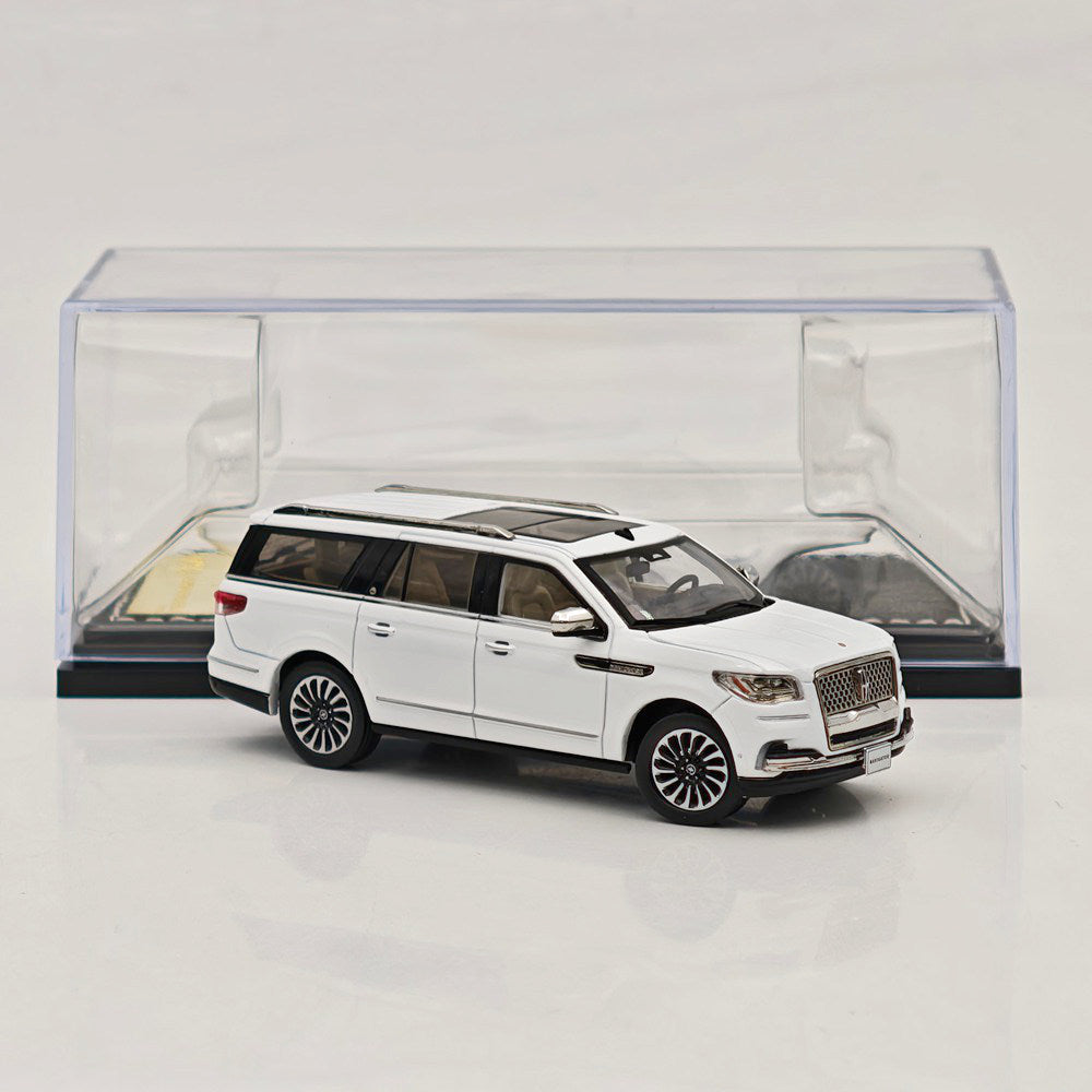 1:64 Navigator L SUV Model, Retractable Step Suspension Steering White/Black WTX