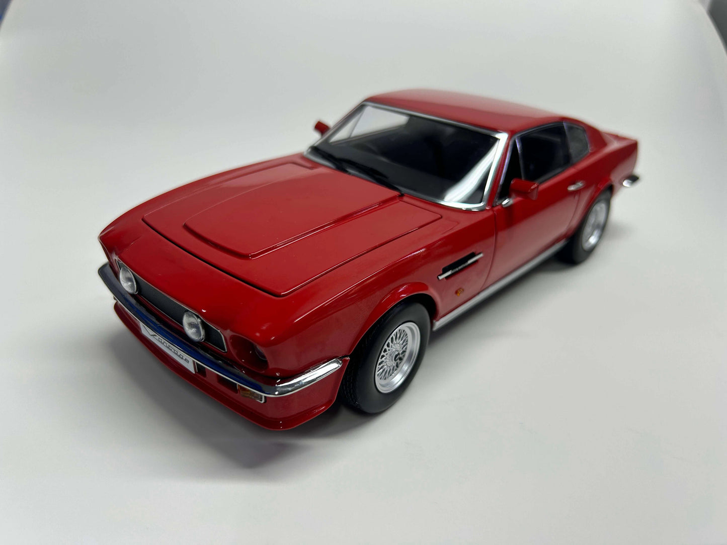 Xiaoguang 1/18 V8 Vantage 007 Movie Edition Metal Diecast Model Car Limited Collection Gifts Display