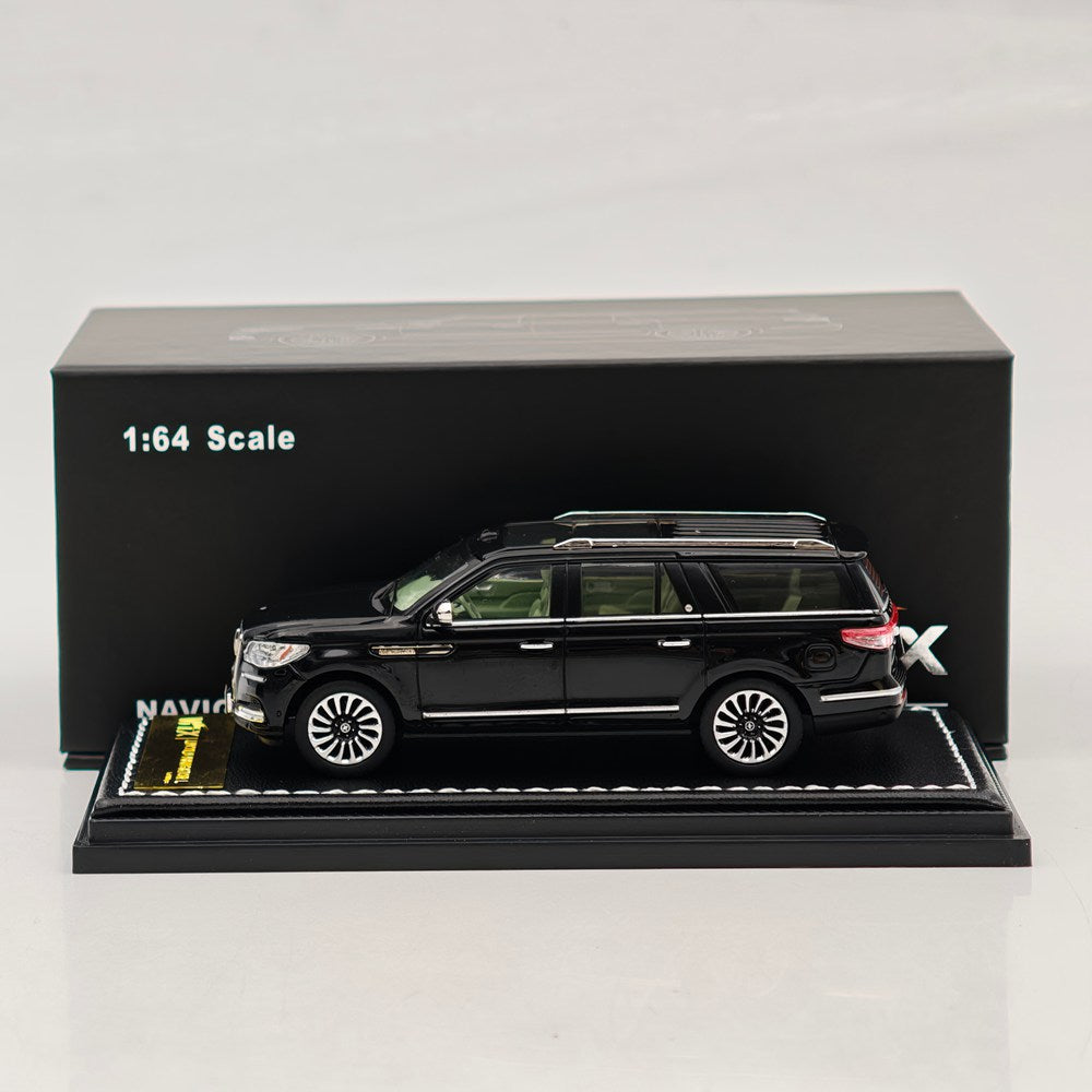 1:64 Navigator L SUV Model, Retractable Step Suspension Steering White/Black WTX