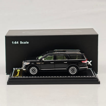 1:64 Navigator L SUV Model, Retractable Step Suspension Steering White/Black WTX