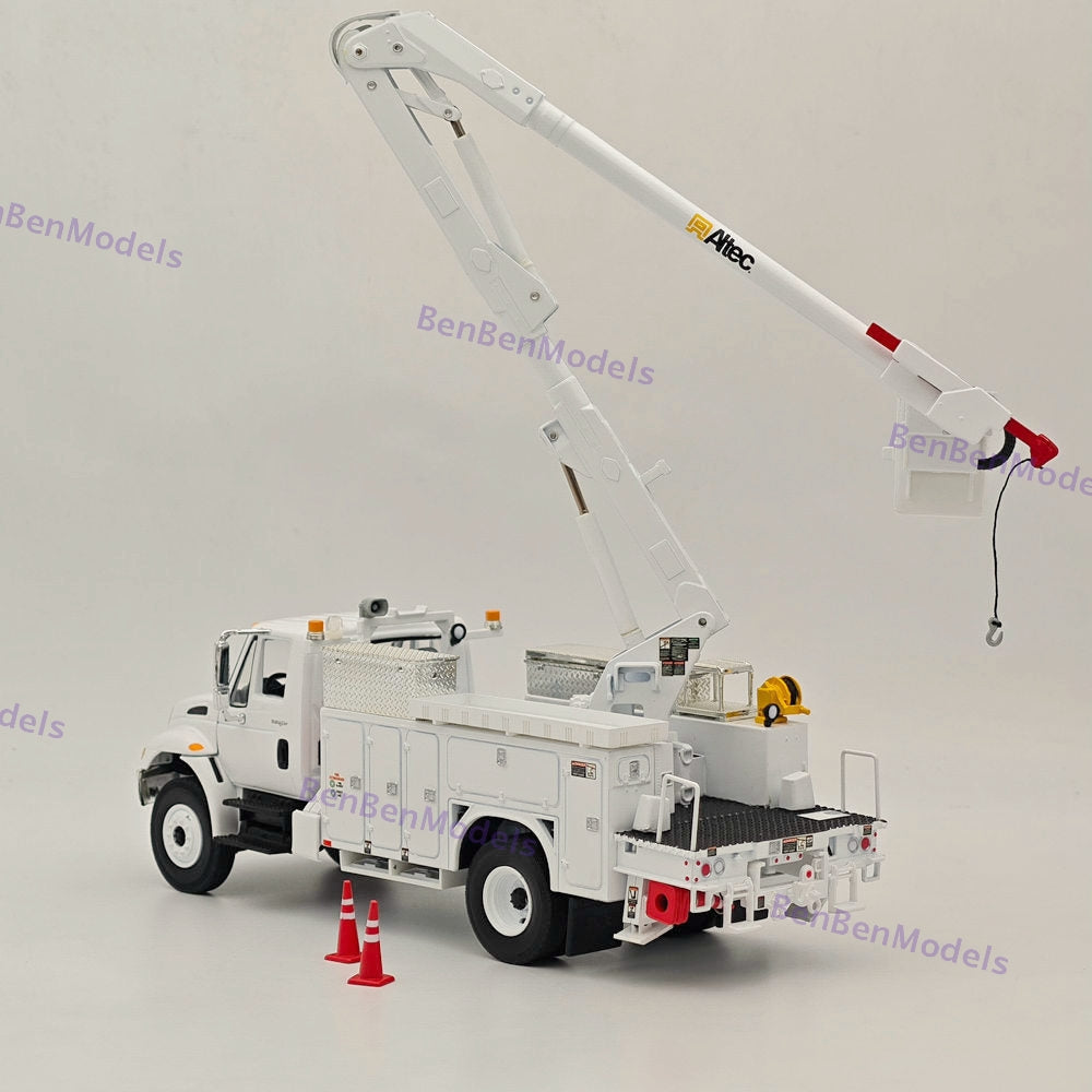 1:34 FIRST INTERNA TIONAL DURASTAR UTILTY BUCKET TRUCK White 10-3901 DIECAST