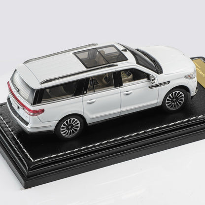 WTX 1:64 Navigator L SUV Model, Retractable Step, Suspension, Steering, Diecast Car Models White/Black