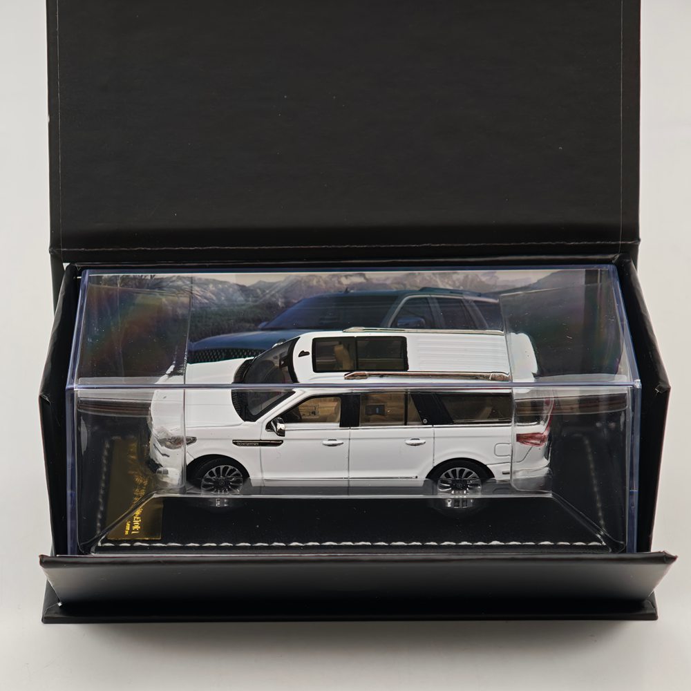 1:64 Navigator L SUV Model, Retractable Step Suspension Steering White/Black WTX