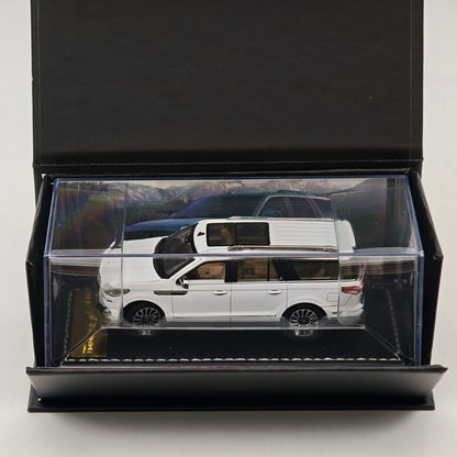 1:64 Navigator L SUV Model, Retractable Step Suspension Steering White/Black WTX