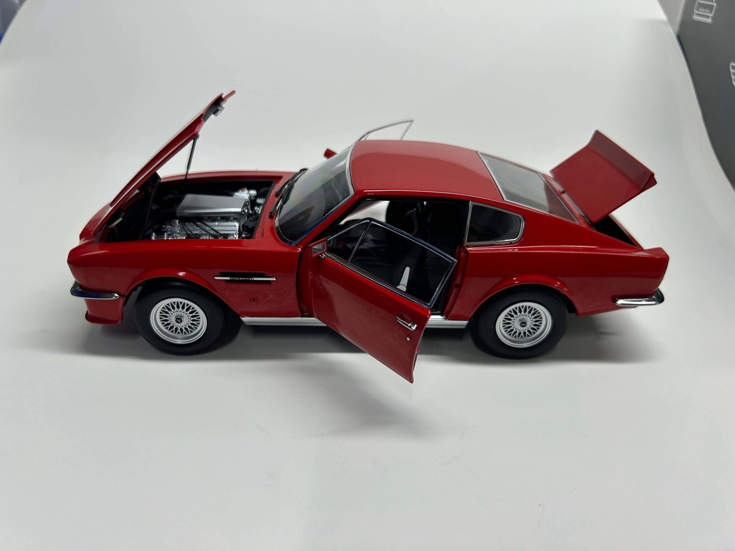 Xiaoguang 1/18 V8 Vantage 007 Movie Edition Metal Diecast Model Car Limited Collection Gifts Display