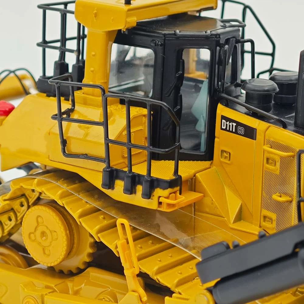1:50 Diecast Masters 85567 D11T CD Carrydozer w/ Operator Model Diecast Model