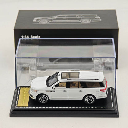 1:64 Navigator L SUV Model, Retractable Step Suspension Steering White/Black WTX