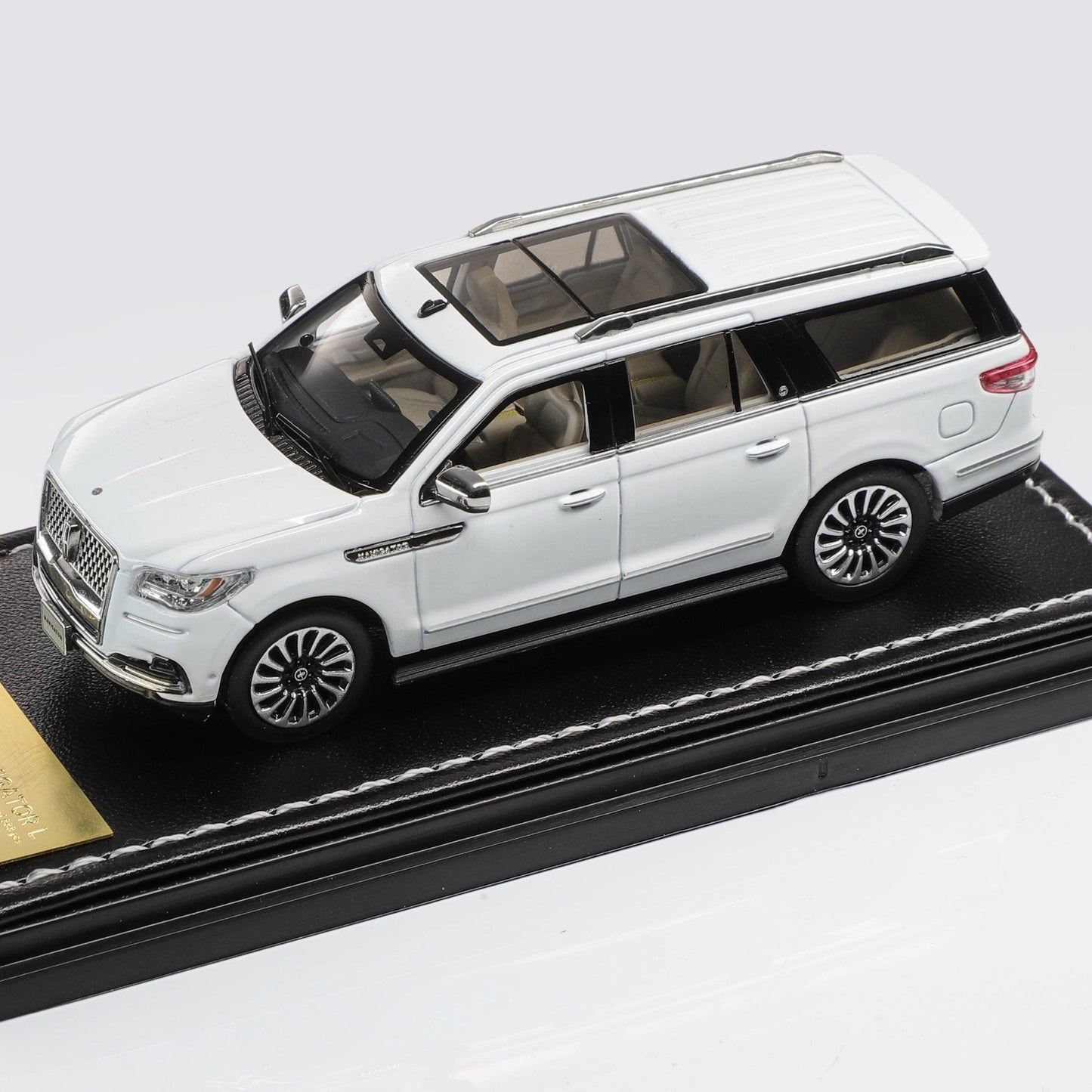 WTX 1:64 Navigator L SUV Model, Retractable Step, Suspension, Steering, Diecast Car Models White/Black