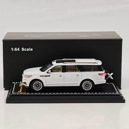 1:64 Navigator L SUV Model, Retractable Step Suspension Steering White/Black WTX