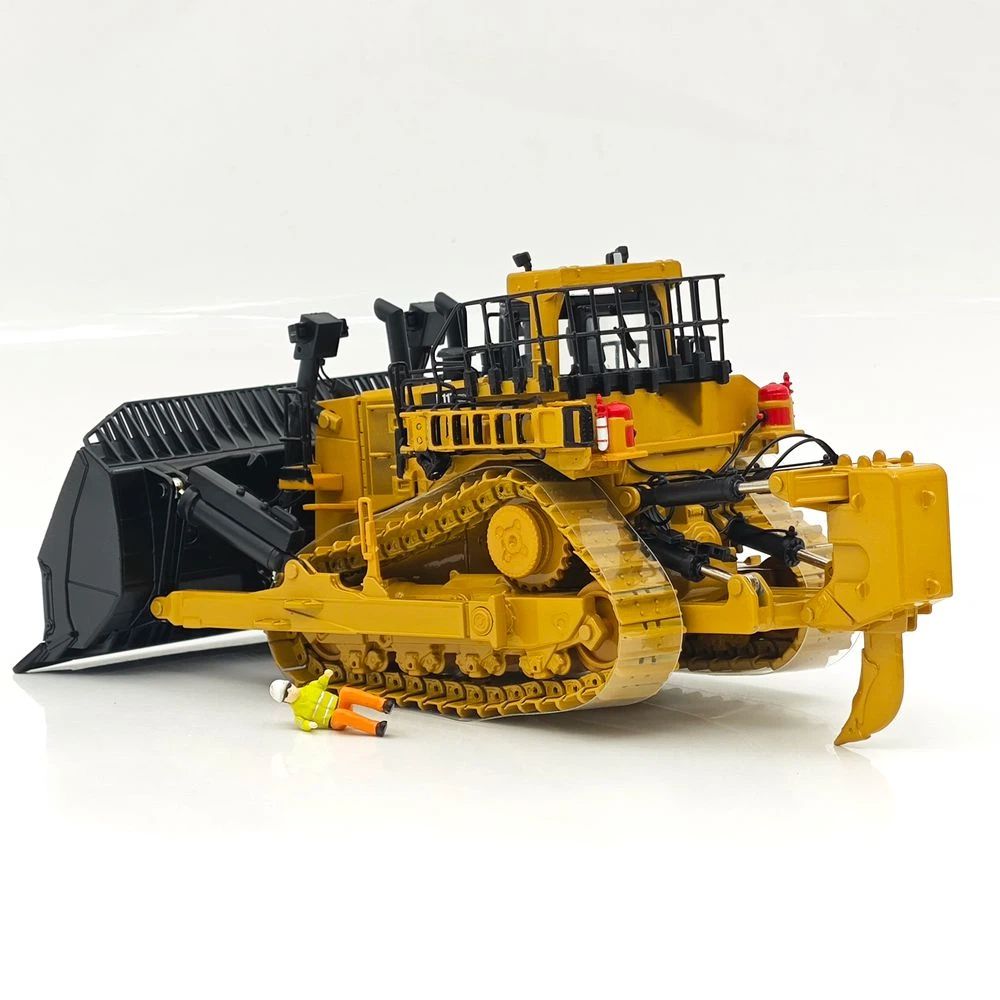 1:50 Diecast Masters 85567 D11T CD Carrydozer w/ Operator Model Diecast Model