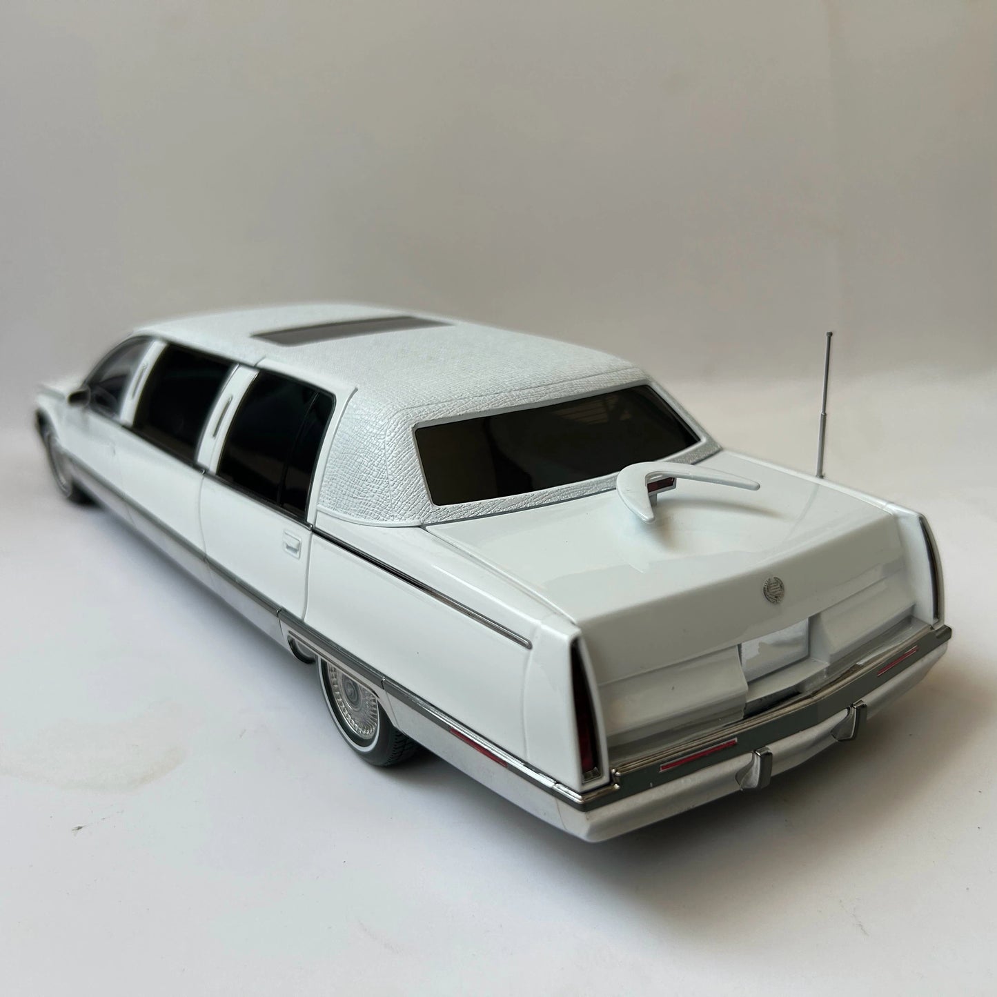 XiaoGuang 1:18 Fleetwood Extended White Classic Luxury Sedan Diecast Model Car Collectible Gifts