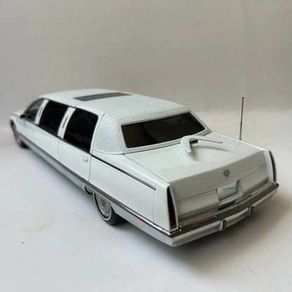 XiaoGuang 1:18 Fleetwood Extended White Classic Luxury Sedan Diecast Model Car Collectible Gifts