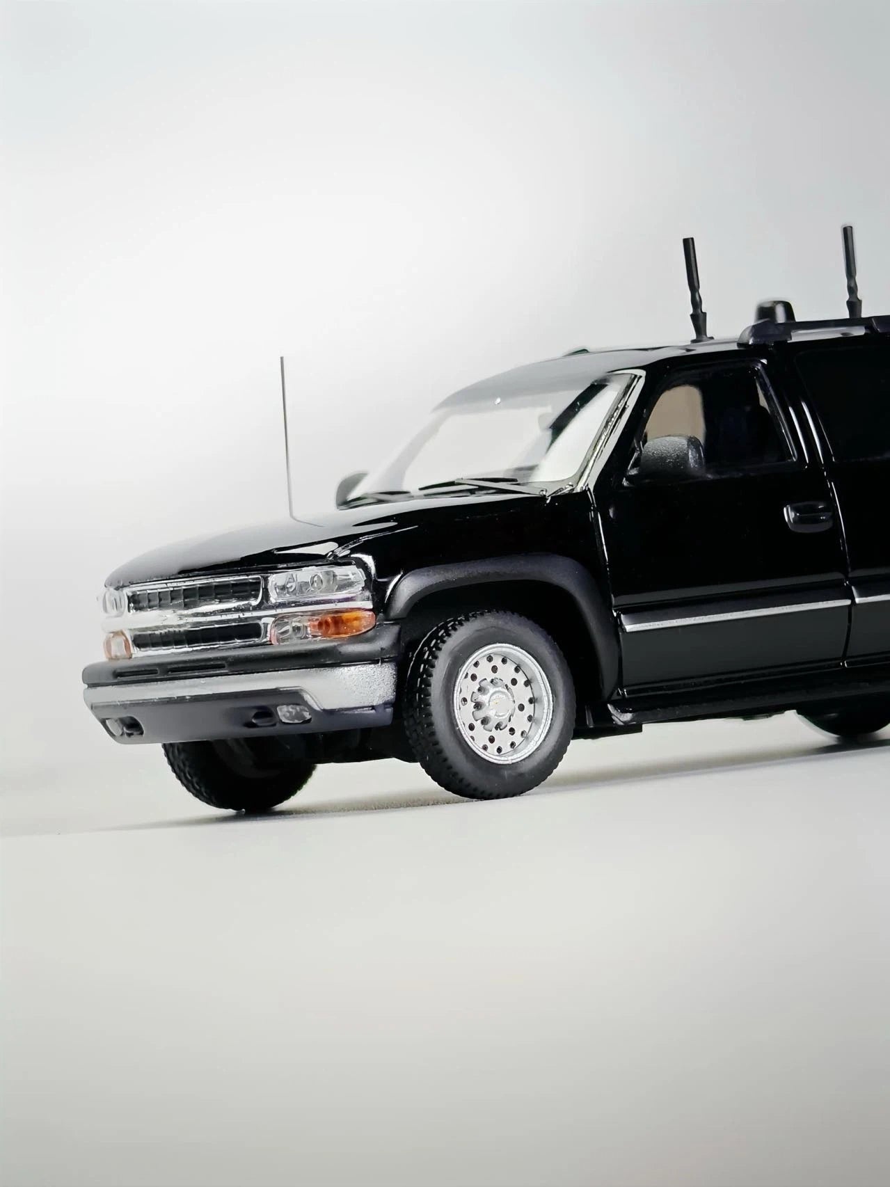 MK Miniatures 1/64 2003 Suburban GMT800 Diecast Model Car Limited Collection