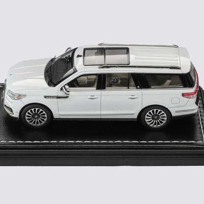WTX 1:64 Navigator L SUV Model, Retractable Step, Suspension, Steering, Diecast Car Models White/Black
