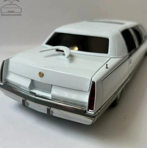 XiaoGuang 1:18 Fleetwood Extended White Classic Luxury Sedan Diecast Model Car Collectible Gifts