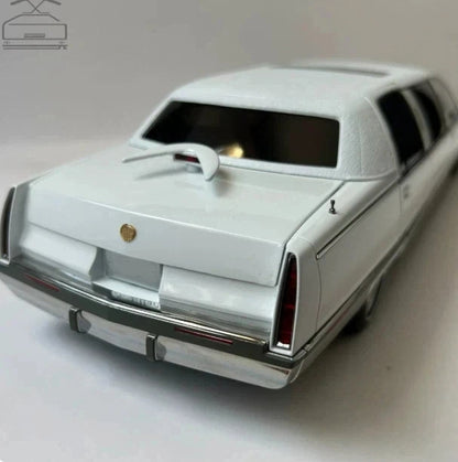 XiaoGuang 1:18 Fleetwood Extended White Classic Luxury Sedan Diecast Model Car Collectible Gifts