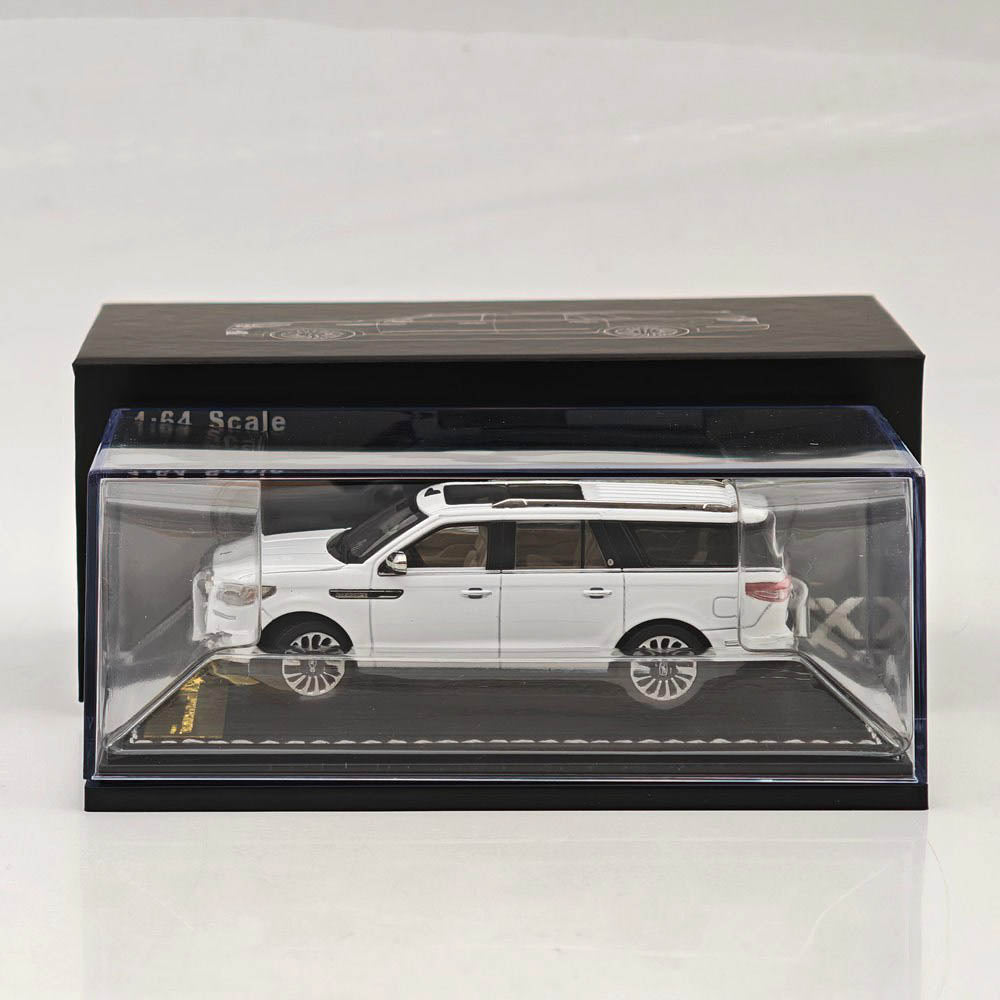 1:64 Navigator L SUV Model, Retractable Step Suspension Steering White/Black WTX