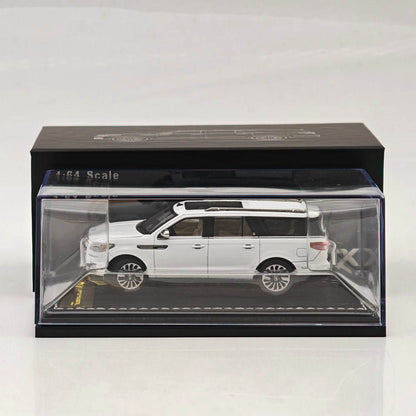 1:64 Navigator L SUV Model, Retractable Step Suspension Steering White/Black WTX