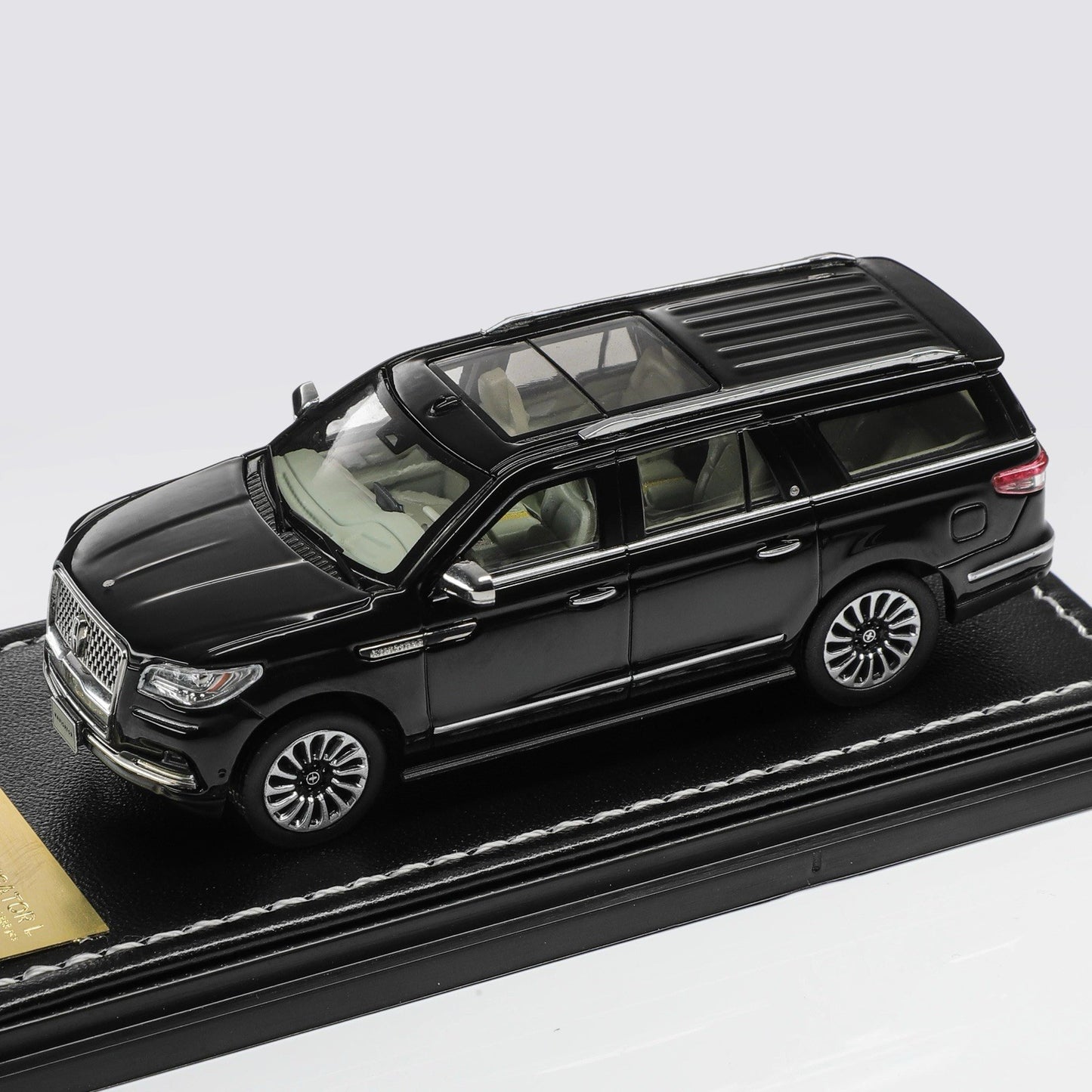WTX 1:64 Navigator L SUV Model, Retractable Step Suspension Steering Gifts Black