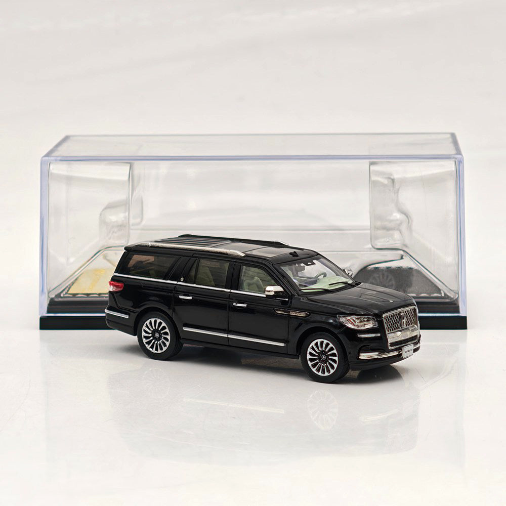 1:64 Navigator L SUV Model, Retractable Step Suspension Steering White/Black WTX