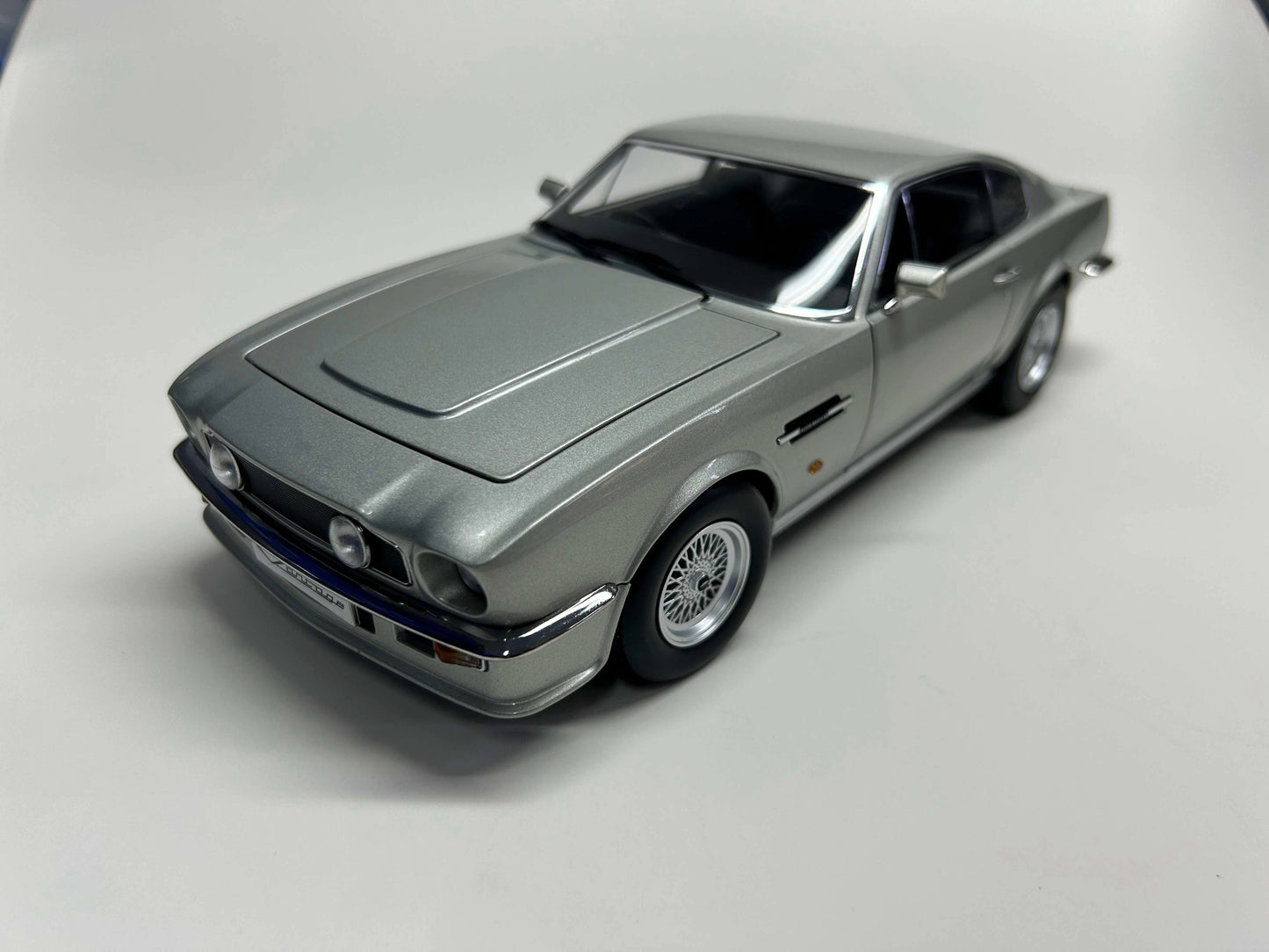 Xiaoguang 1/18 V8 Vantage 007 Movie Edition Metal Diecast Model Car Limited Collection Gifts Display