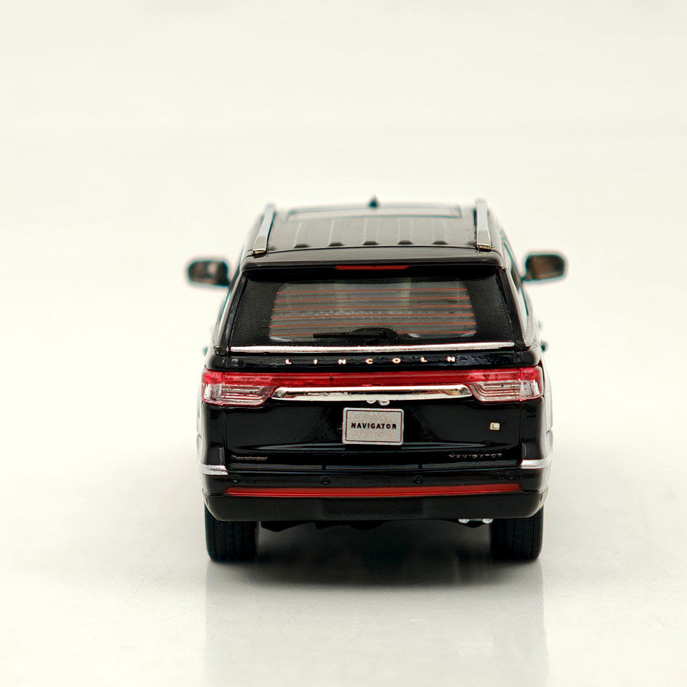 1:64 Navigator L SUV Model, Retractable Step Suspension Steering White/Black WTX