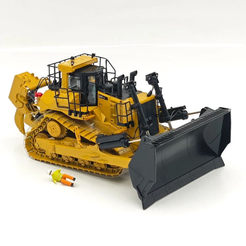 1:50 Diecast Masters 85567 D11T CD Carrydozer w/ Operator Model Diecast Model