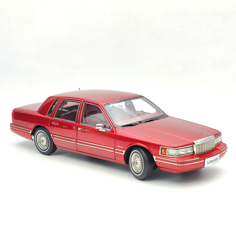 1/18 Lincoln Towncar V8 1993-1995 Super Diecast model (Leather seat) Red