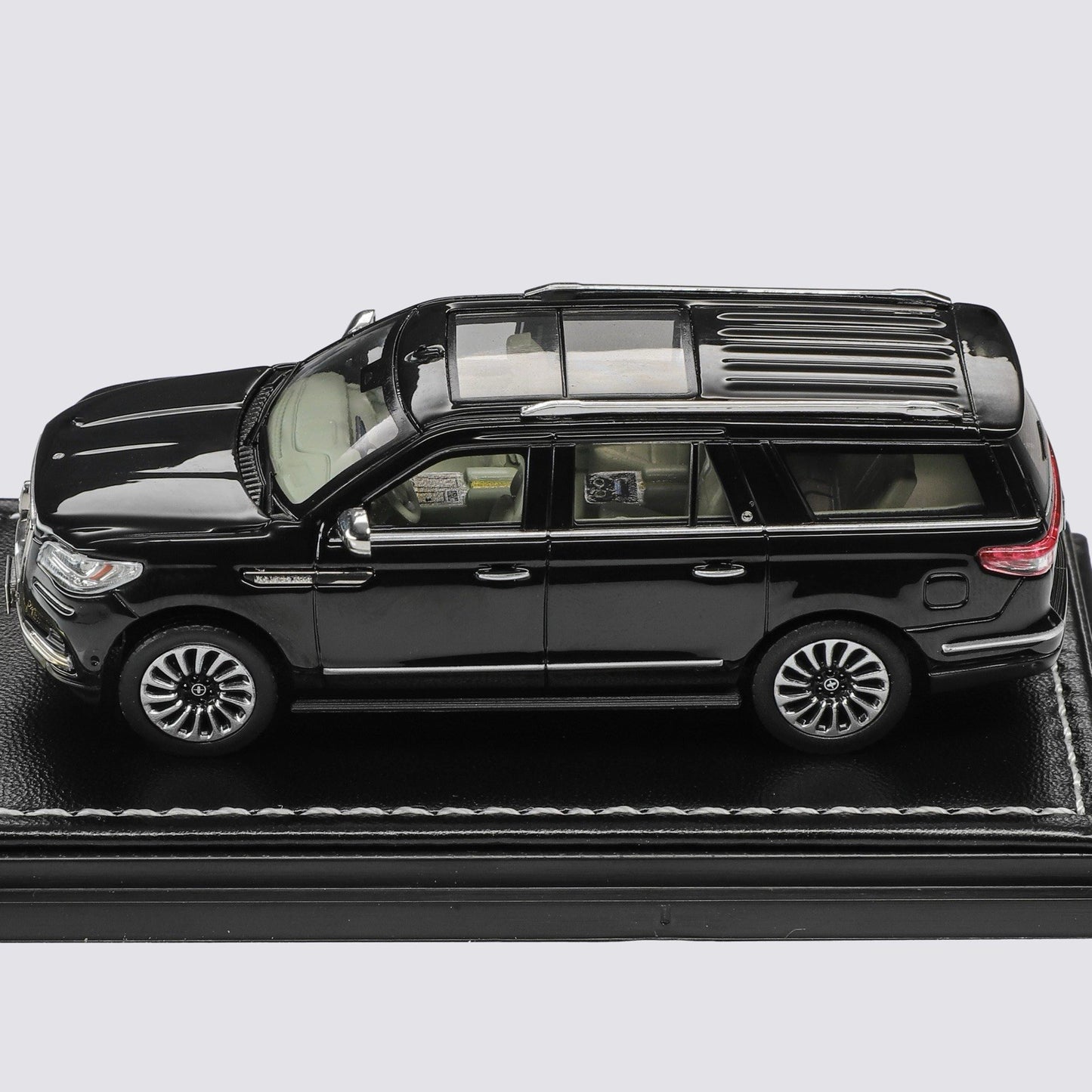 WTX 1:64 Navigator L SUV Model, Retractable Step Suspension Steering Gifts Black