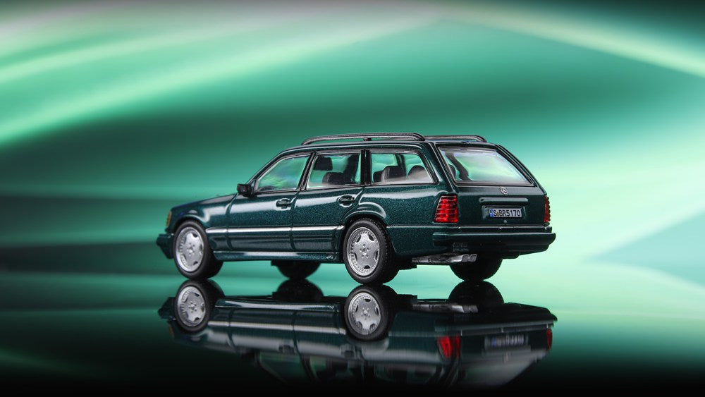 Voiture Mercedes-Benz S124 Wagon moulée sous pression à l'échelle 1:64, modèle réduit, collection, cadeaux, noir/vert 