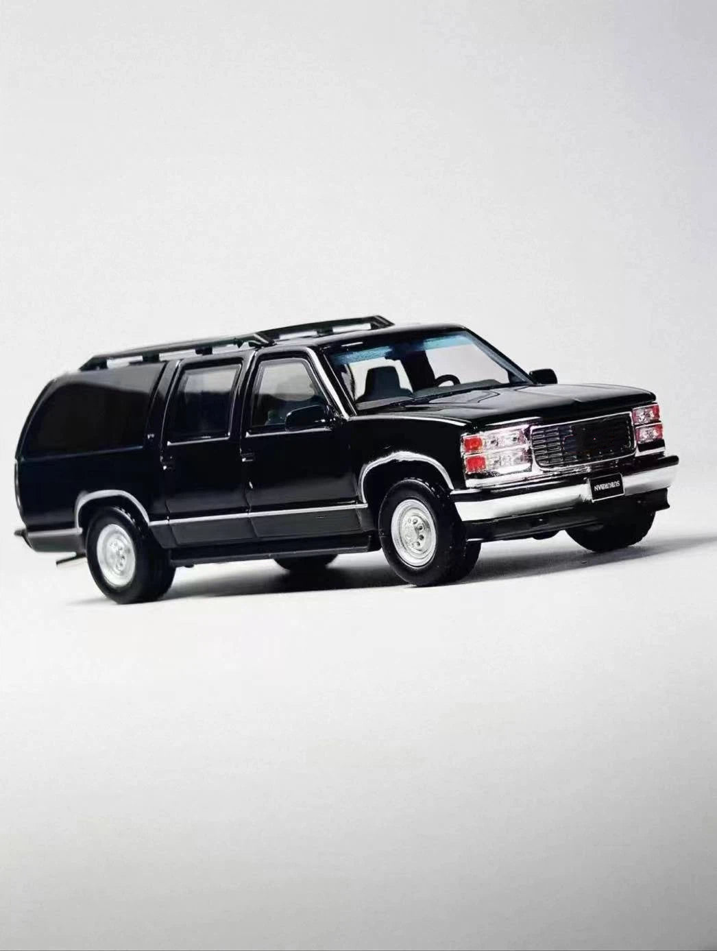 Bliss 1:64 Suburban GMT400 SUV White/Black Sport Model Diecast Model Car