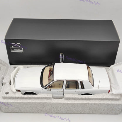 1/18 Lincoln Towncar V8 1993-1995 Super Diecast Models Car White - Leather seat