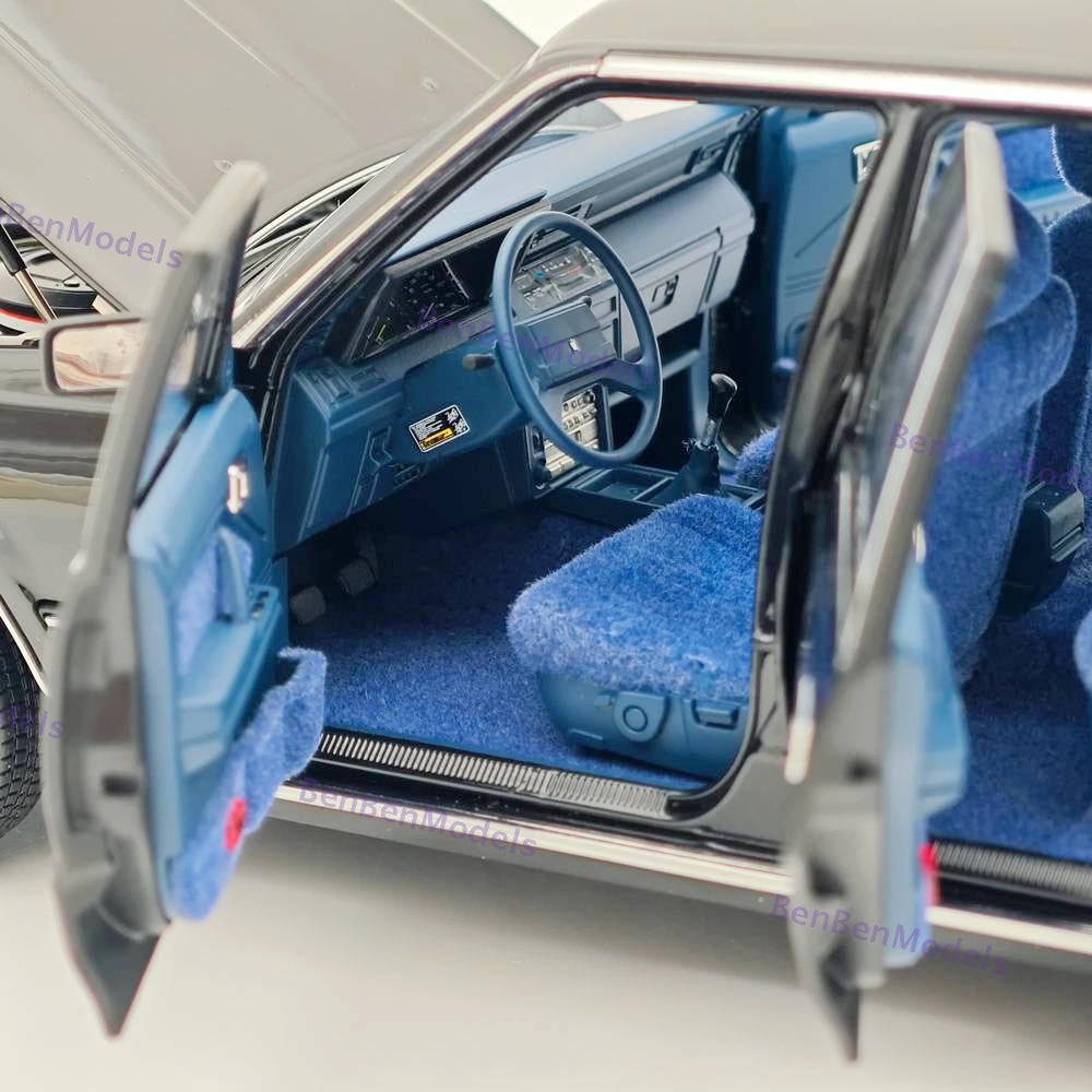 1/18 Toyota Crown Seventh Generation MS122 Black / Blue Interior Diecast