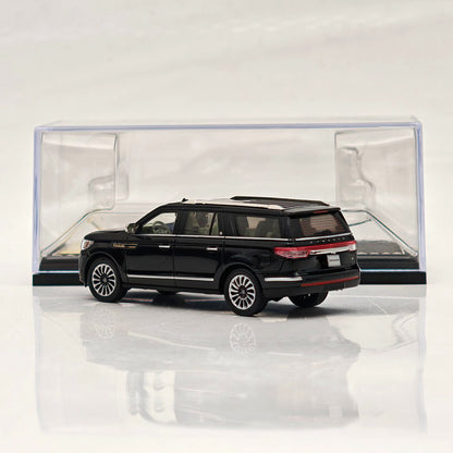 1:64 Navigator L SUV Model, Retractable Step Suspension Steering White/Black WTX