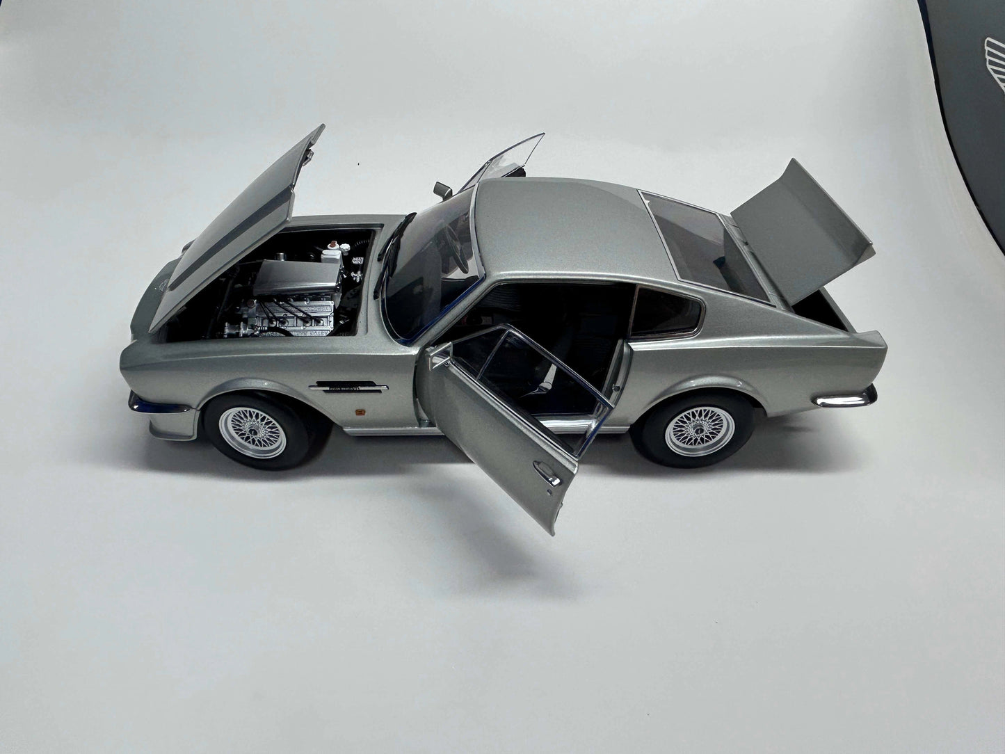 Xiaoguang 1/18 V8 Vantage 007 Movie Edition Metal Diecast Model Car Limited Collection Gifts Display