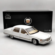 GM 1:18 1993 Cadillac Fleetwood Sedan White Diecast Model Car Edition Collection