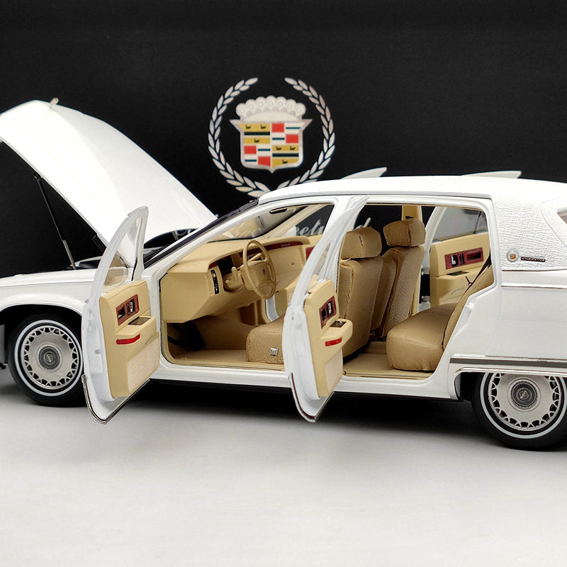 GM 1:18 1993 Cadillac Fleetwood Sedan White Diecast Model Car Edition Collection