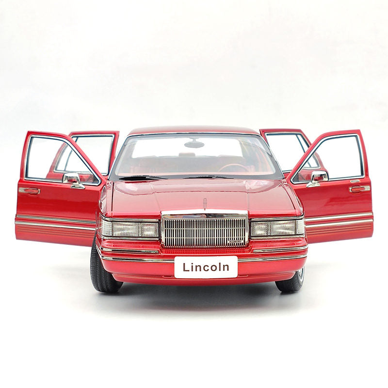 1/18 Lincoln Towncar V8 1993-1995 Super Diecast model (Leather seat) Red