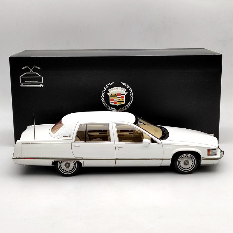 GM 1:18 1993 Cadillac Fleetwood Sedan White Diecast Model Car Edition Collection