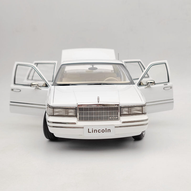 1/18 Lincoln Towncar V8 1993-1995 Super Diecast model (Leather seat) White