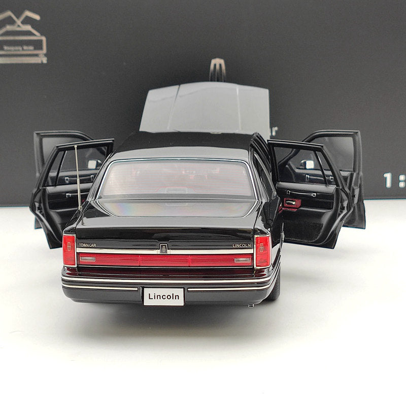 1/18 Lincoln Towncar V8 1993-1995 Super Diecast Toys Car models Collection (Leather seat)
