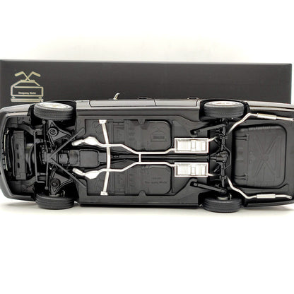 1/18 Lincoln Towncar V8 1993-1995 Super Diecast Toys Car models Collection (Leather seat)